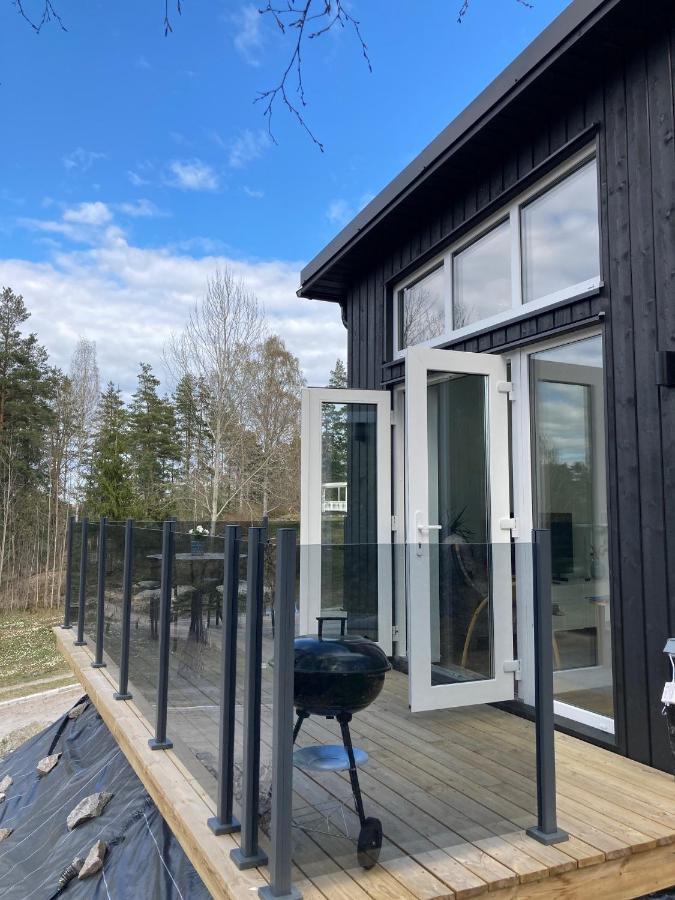Cabin In The Woods, Close To Lake Maelaren Eskilstuna Exterior photo